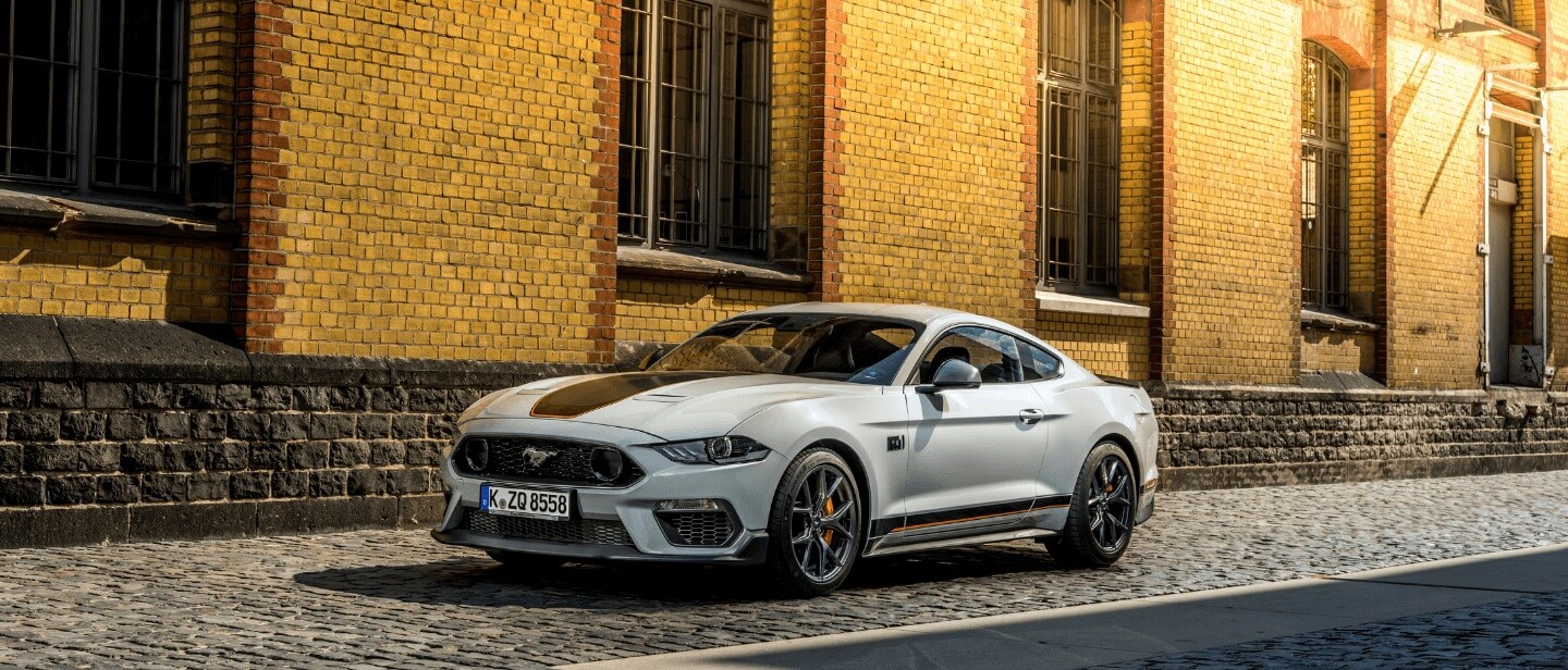 Ford Mustang Mach 1 parcheggiato