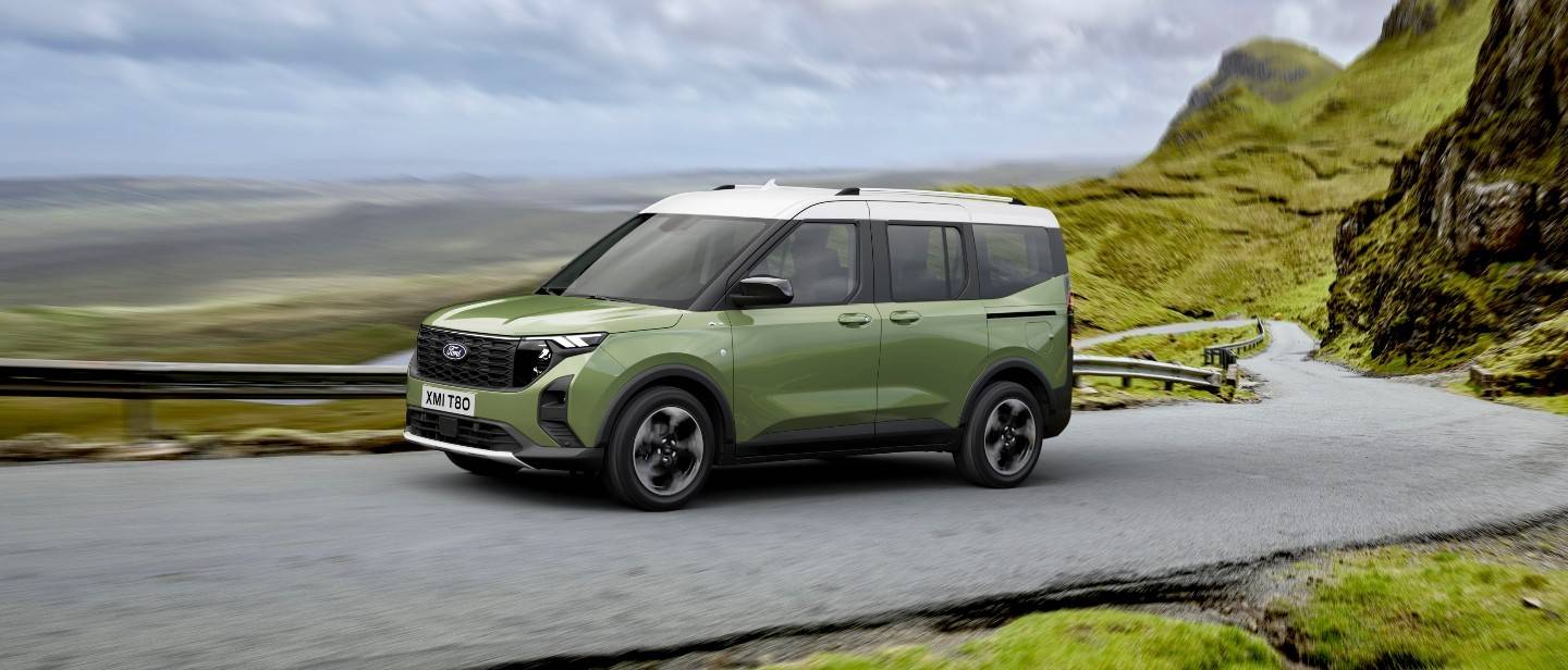 Ford Tourneo Courier verde in una strada bellissima in UK